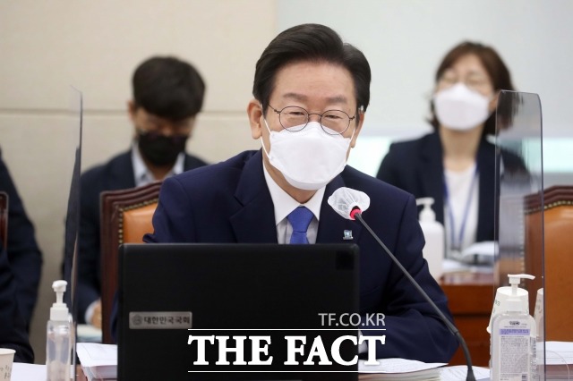 국회 국방위원인 이재명 더불어민주당 대표가 방산주 주식을 보유하고 있어 이해충돌 소지가 있다는 의혹이 제기됐다. 이 대표 측은 국방위 활동과 무관하다고 밝혔다. 지난 8월 29일 서울 여의도 국회에서 열린 국방위원회 전체회의에서 발언하는 이 대표. /이새롬 기자