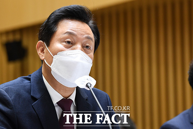 의원 질의에 답하는 오세훈 서울시장. /남용희 기자