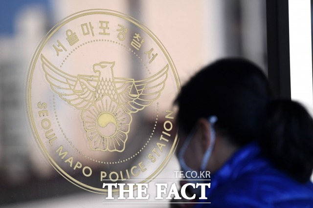 술에 취해 벤츠 마이바흐 차량을 발로 찬 뒤 차주를 조롱하고 달아난 40대 남성이 경찰에 붙잡혔다. /남윤호 기자