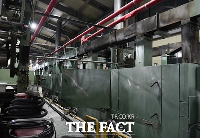 대구 서구의 한 섬유 원단 가공 공장에서 불이나 기계에 불에 탄 모습/대구소방안전본부 제공