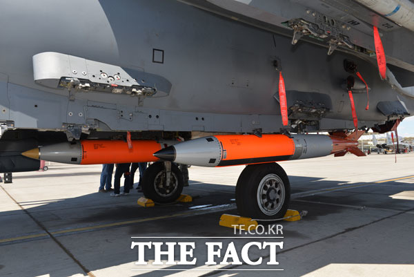 투하실험을 위해 F-15 전투기에 탑재된 B61-12 전술핵폭탄. /샌디아연구소