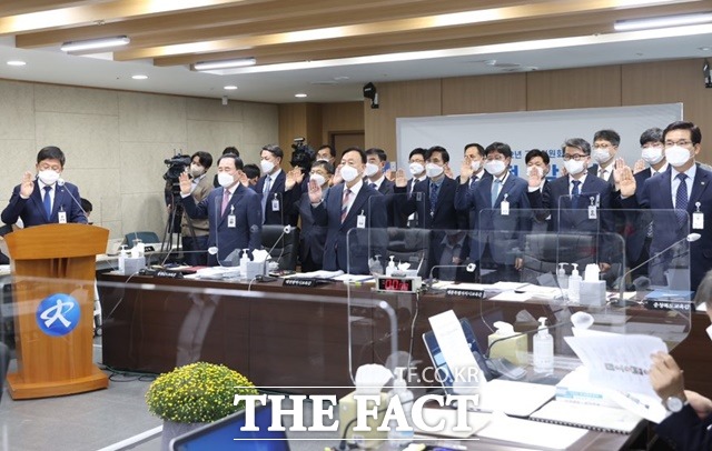 13일 세종시교육청에서 열린 국회 교육위원회 국정감사에서 충청권 교육감들과 각 교육청 관계자들이 선서를 하고 있다. / 세종시교육청 제공