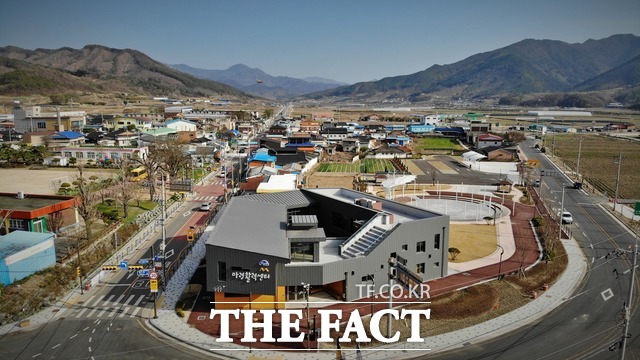 서울시가 주최한 ‘제2회 서울 유니버설디자인대상’에서 ‘전북 진안 마령활력센터’가 UD환경조성 공공부문 대상을 수상했다. / 농어촌공사 제공