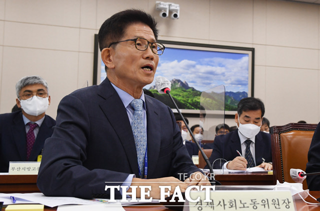 김문수 경제사회노동위원장은 윤 의원이 윤건영이 생각과 말과 행동으로 수령님께 충성한다는 생각에 변함없나라고 다시 묻자, 김 위원장은 그런 점도 있는 측면이 있다고 생각한다고 답했다. /이새롬 기자