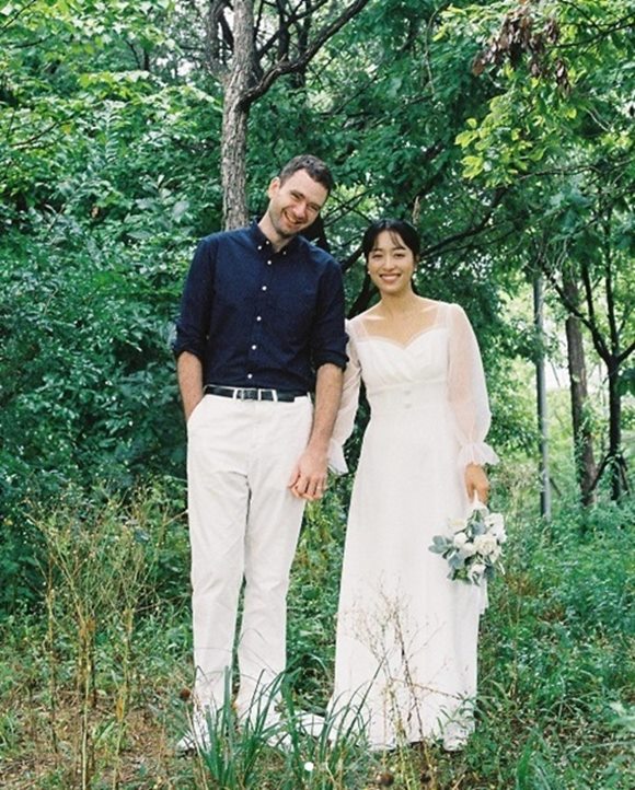 MBC 임현주 아나운서가 영국 출신의 작가 다니엘 튜더와 내년 결혼을 발표했다. /임현주 인스타그램 캡처