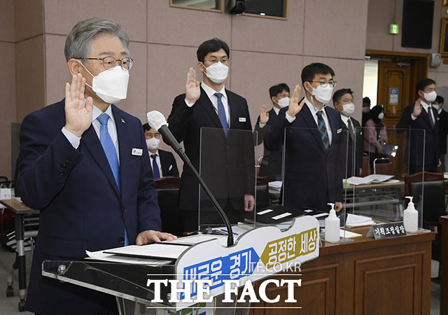 경기도 국정감사는 지난해에 이어 이재명 전 지사의 각종 의혹을 놓고 국민의힘과 더불어민주당의 충돌이 불가피해 보인다. 사진은 지난해 10월 18일 경기도청에서 열린 국회 행정안전위원회의 경기도에 대한 국정감사에서 선서를 하고 있는 당시 이재명 경기지사. /국회사진취재단