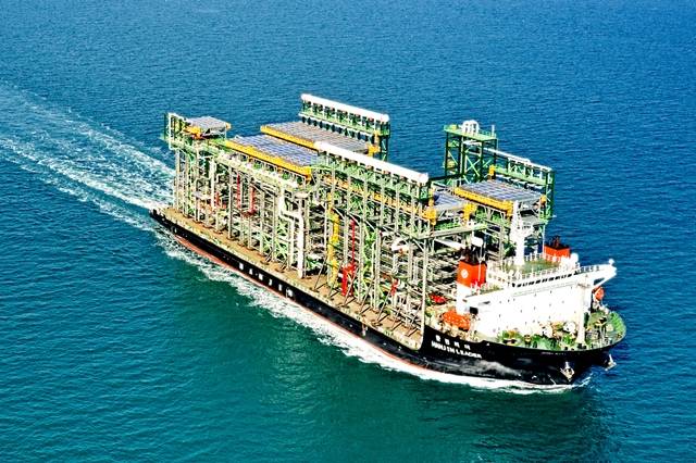 한진의 중량물 전용선 한진리더호가 중량 모듈을 운송하고 있다. /한진 제공