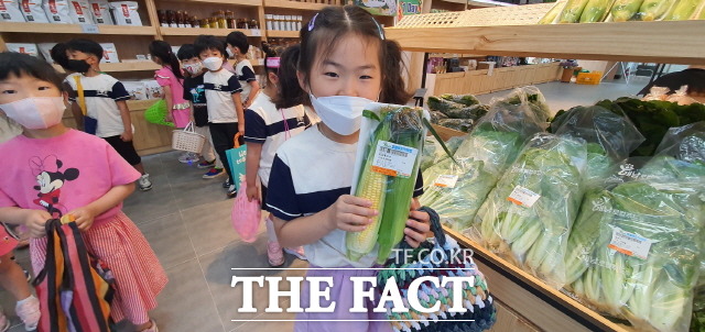 해남군 로컬푸드 직매장을 찾은 어린이 고객/해남군 제공