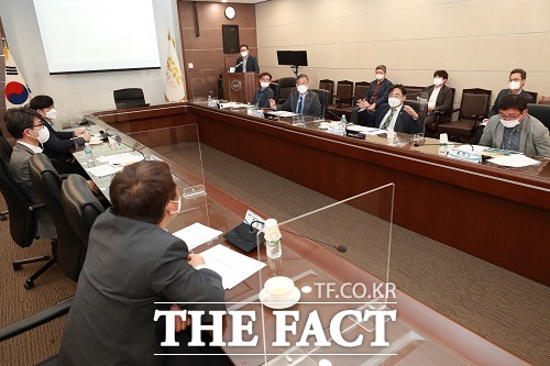 영환 충북도지사는 13일 충북테크노파크를 찾은 김완섭 기획재정부 예산실장에게 도내 각종 현안사업과 관련한 국비 지원을 요청했다. /충북도.