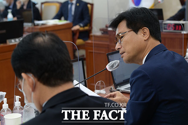 질의하는 김영식 국민의힘 의원(오른쪽).