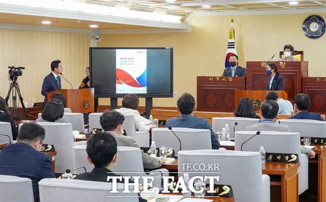 박경귀 아산 시장과 김미영 시의원이 시정질문서 난타전을 벌였다. / 아산시의회 제공