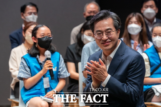 14일 열리는 국회 국토위의 경기도에 대한 국정감사에서는 취임 100일이 된 김동연 지사의 공약사업인 북부특별자치도 설치와 경기남부국제공항 건설 등에 대한 질의도 예상된다. 사진은 지난 7월 15일 경기도청 대강당에서 열린 맞손토크 기회를 말하다에 참석한 김 지사가 박수치는 모습./경기도 제공