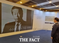  'SK이노 60년' 전시실서 발길 멈춘 최태원…그곳엔 '최종현 선견지명'
