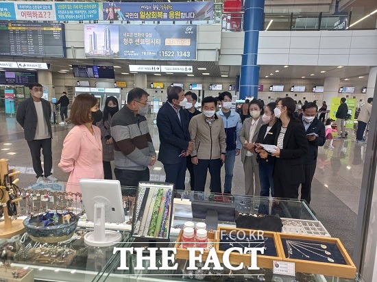 청주시의회 재정경제위원회는 14일 청주시 일자리종합지원센터 등을 점검했다. /청주시의회