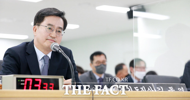 김동연 경기지사가 14일 경기도 수원시 영통구 경기도청에서 열린 국회 국토교통위원회의 경기도에 대한 국정감사에서 의원 질의에 답변하고 있다./경기도 제공