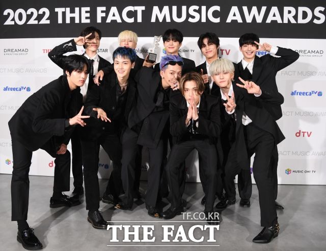 멤버들은 올해의 아티스트를 받은 만큼 이 상에 걸맞는 트레저가 되도록 노력하겠다고 약속했다. /이새롬 기자