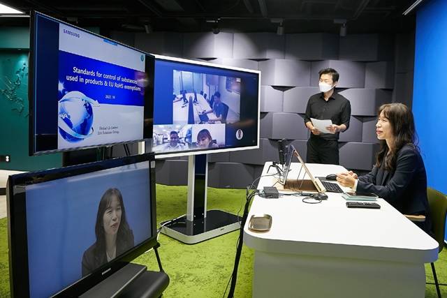 삼성전자 직원들이 해외 협력사를 대상으로 제품 화학물질 관리 방법을 교육하고 있다. /삼성전자 제공