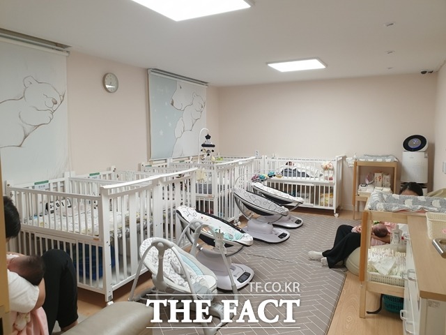 보육사는 총 3명에 불과하기에 24시간 아기들을 돌볼 순 없다. 75명 안팎의 자원봉사자들 역시 아기들의 ‘엄마’가 된다./조소현 인턴기자