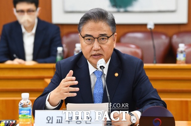 외교부는 14일 최근 북한이 우리를 대상으로 전술핵 사용을 상정하며 전례 없는 빈도로 일련의 미사일 도발을 감행한 것을 강력히 규탄한다며 북한의 핵·미사일 개발 및 대북 제재 회피에 기여한 북한 개인 15명 및 기관 16개를 독자제재 대상으로 추가 지정하기로 했다고 밝혔다. /이동률 기자