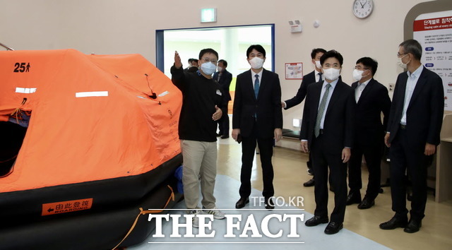 김대중 전남교육감이 14일 전남안전체험학습장을 방문해 안전교육 실태를 점검하고 있다./무안=홍정열 기자