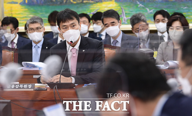 이복현 금융감독원장이 부동산 프로젝트파이낸싱(PF) 관련 단기금융시장 상황에 대한 정밀한 점검을 지속해달라고 당부했다. 사진은 지난 11일 서울 여의도 국회에서 열린 정무위원회의 금융감독원에 대한 국정감사에서 이복현 금융감독원장이 의원 질의에 답하고 있다. /국회=이새롬 기자