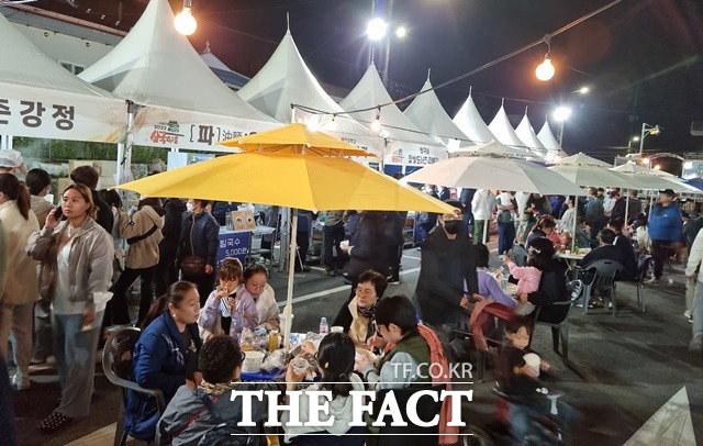 25개의 먹거리 부스는 식도락가들로 늦게까지 붐볐다. / 예산 = 최현구 기자