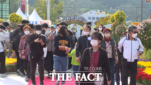 오전부터 축제장을 찾은 관람객들. / 예산 = 최현구 기자