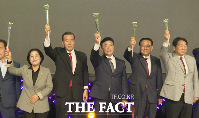 왼쪽부터 이정순 예산군의원, 홍문표 국회의원, 최재구 예산군수, 김종옥 문화원장, 이상우 예산군의장. / 예산 = 최현구 기자