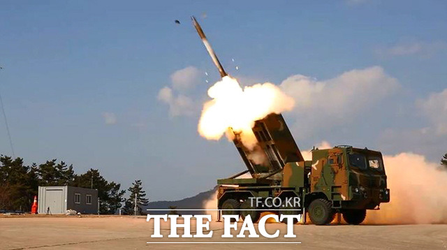한국 육군의 주력 다연장로켓 천무 발사차량이 로켓을 발사하고 있다. 폴란드가 최대 300문을 구매할 것이라는 보도가 나왔다. /더팩트 DB