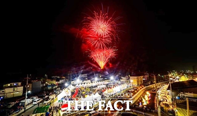예산장터 삼국축제 개막을 축하하는 불꽃놀이. / 김성무 작가 제공