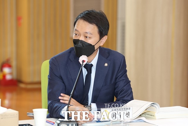 고양시의회 최규진 의원(더불어민주당)이 14일 열린 행정사무감사에서 보건소 의료진의 신속한 시간선택제임기제 전환을 주문했다./고양특례시의회 제공