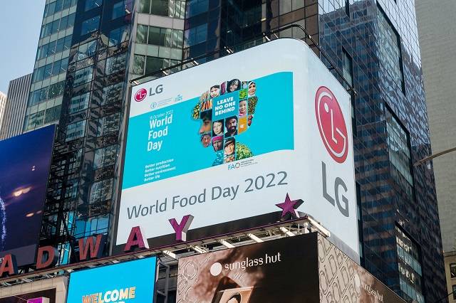 LG전자가 현지시간 10일부터 16일까지 미국 뉴욕 타임스스퀘어와 영국 런던 피카딜리광장 전광판에서 국제연합식량농업기구가 정한 세계 식량의 날을 맞아 홍보 영상을 상영한다고 16일 밝혔다. /LG전자 제공