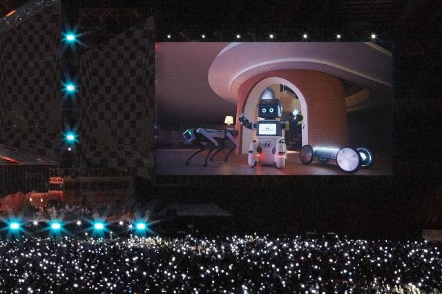 현대차 미래 로보틱스 비전이 담긴 브랜드 영상이 BTS 부산 콘서트에서 상영되고 있는 모습.(위버스 캡처 이미지) /현대차 제공