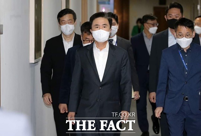 김태흠 충남지사가 17일 열린 실국원장회의에 참석하기 위해 도청 중회의실에서 들어서고 있다. / 충남도 제공