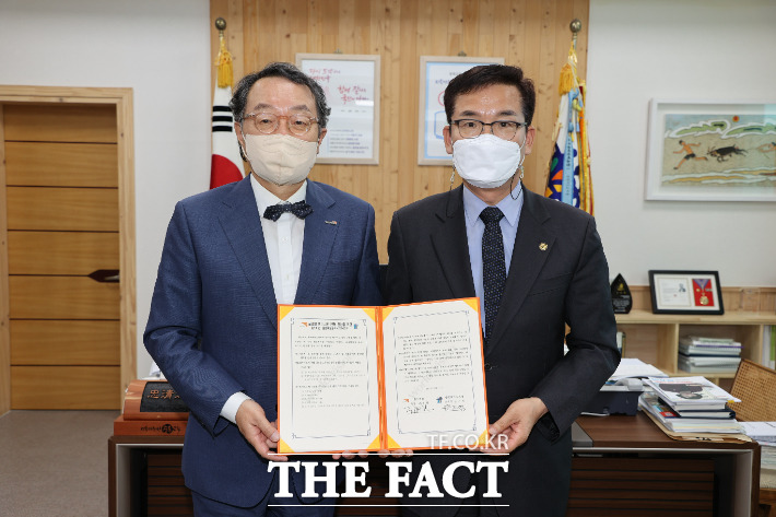 충북도교육청은 17일 월드비전과 교육감 집무실에서 글로벌 인재양성 업무협약을 맺었다. /충북도교육청.