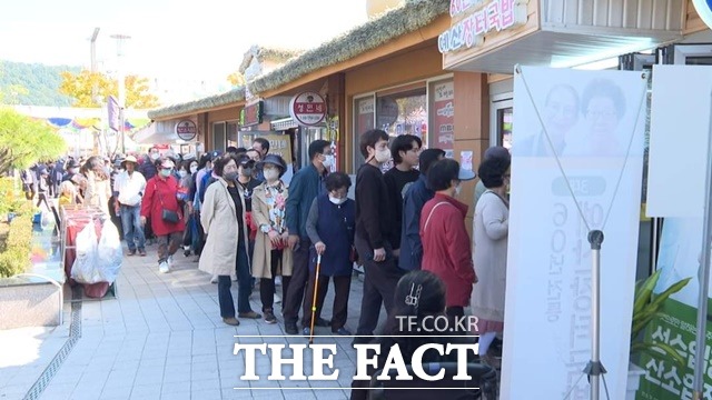 관람객들이 국밥을 먹기 위해 줄지어 대기하고 있다. / 예산군 제공