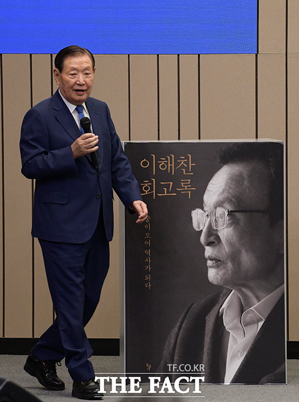 축사 위해 발언대 오르는 김원기 전 국회의장.