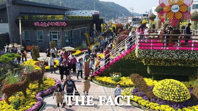 국화로 만든 조형물마다 포토존이 생겨 사진 찍기에 여념이 없다./ 예산군 제공
