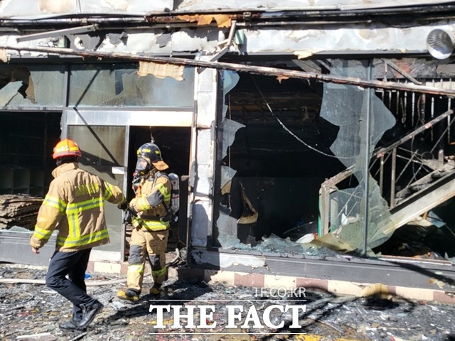 신부동 한 건물에서 불이나 소방대원들이 화재 진압을 하고 있다. / 천안 = 김아영 기자