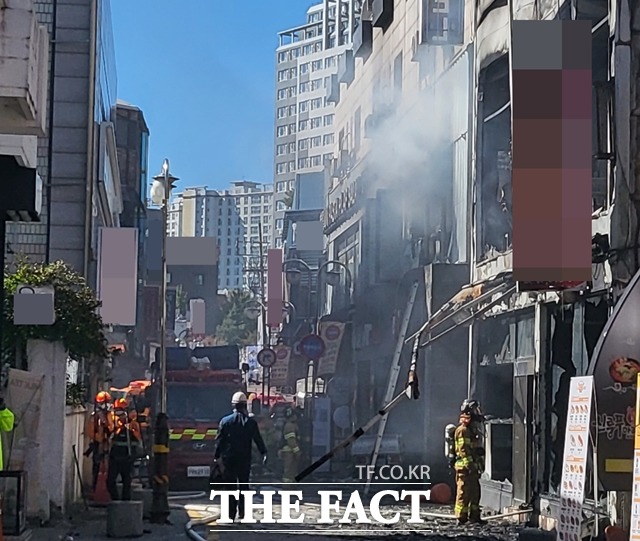 신부동 한 건물에서 불이나 소방대원들이 화재 진압을 하고 있다. / 천안 = 김아영 기자