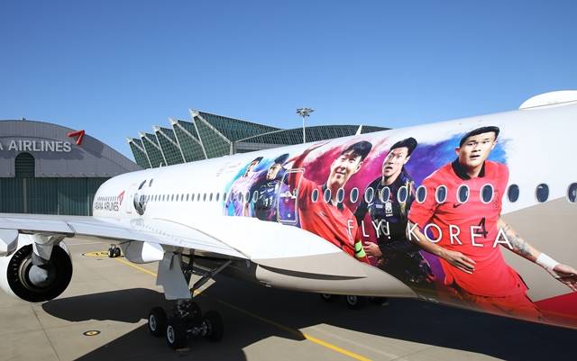 아시아나항공이 대한축구협회와 공동마케팅의 일환으로 대한민국 축구 국가대표팀의 이미지를 담은 래핑 항공기를 선보였다. /아시아나항공 제공