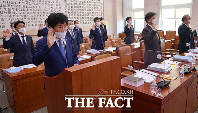 박종문 헌법재판소 사무처장(왼쪽 두 번째)을 비롯한 피감기관 증인들이 선서를 하고 있다.