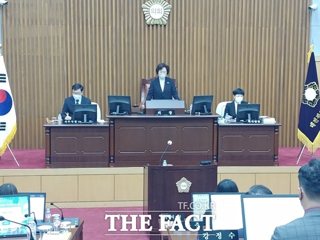 17일 대전 서구의회 본회의장에서 전명자 의장이 제272회 임시회 개회사를 하고 있다. / 대전=라안일 기자