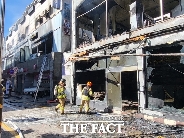 신부동 한 건물에서 불이나 소방대원들이 화재 진압을 하고 있다. / 천안 = 김아영 기자