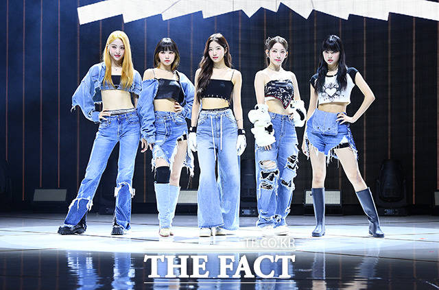 [더팩트ㅣ이동률 기자] 그룹 르세라핌의 허윤진과 김채원, 카즈하, 사쿠라, 홍은채(왼쪽부터)가 17일 오후 서울 서대문구 연세대학교 신촌캠퍼스 백주년기념관에서 열린 ANTIFRAGILE 발매 기념 쇼케이스에 참석해 포즈를 취하고 있다. 르세라핌의 두 번째 미니앨범의 타이틀곡 ANTIFRAGILE은 무게감 있는 라틴 리듬이 가미된 아프로 라핀 스타일의 팝 장르 곡으로 생동감 넘치는 사운드와 감각적인 비트가 특징이다. 또한 데뷔 앨범부터 르세라핌과 합을 맞춰 온 방시혁 총괄 프로듀서와 프로듀서팀 13이 곡 작업에 참여해 곡의 완성도를 더했다.