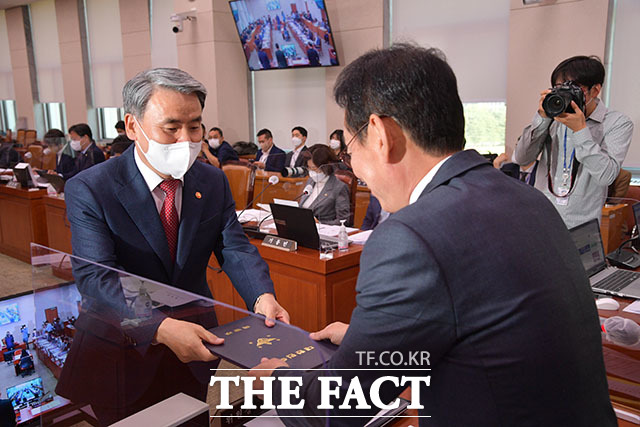 김도읍 법사위원장(오른쪽)에게 선서문 제출하는 이종섭 장관.