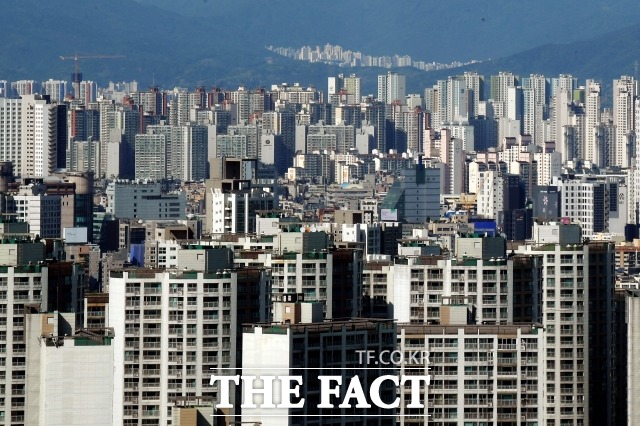 올해 전세자금대출을 못 갚는 세입자 중 절반은 2030 세대인 것으로 나타났다. 사진은 서울 송파구 잠실의 아파트 단지. /더팩트 DB