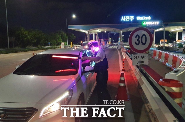 국민권익위원회는 공공기관 임직원의 음주운전 징계기준을 공무원 수준으로 높이는 개선안 마련을 권고했다고 18일 밝혔다. 사진은 전북경찰청 고속도로순찰대가 음주운전 일제단속을 실시하는 모습./전북경찰청 제공