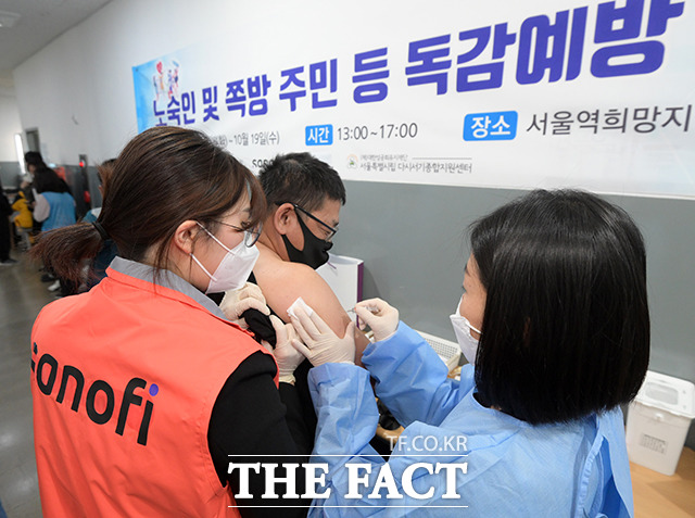18일 오후 서울역 희망지원센터에서 의료진이 주거 취약계층을 대상으로 독감 예방주사를 놓고 있다. / 사노피 제공