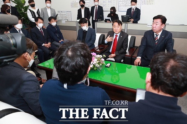 김영환 충북도지사는 18일 청주시청에서 기자들과 만나 청주도심에서 KTX오송역까지 가는 길이 좋지 않다며 이 구간을 빠르게 오갈 수 있는 길을 만들 수 있도록 충북개발연구원의 연구용역을 검토 중이라고 말했다. /충북도.